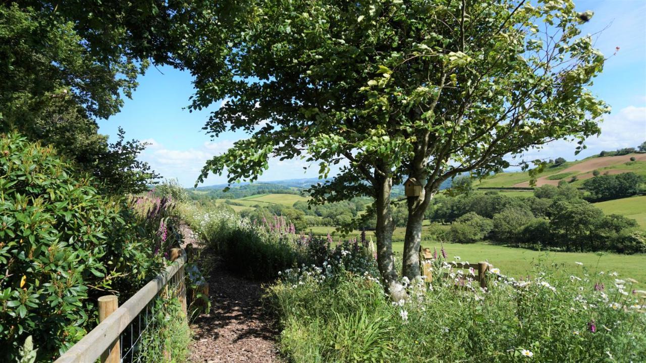 Shepherd'S Watch Cottage - 5* Cyfie Farm With Private Hot Tub 랜필린 외부 사진